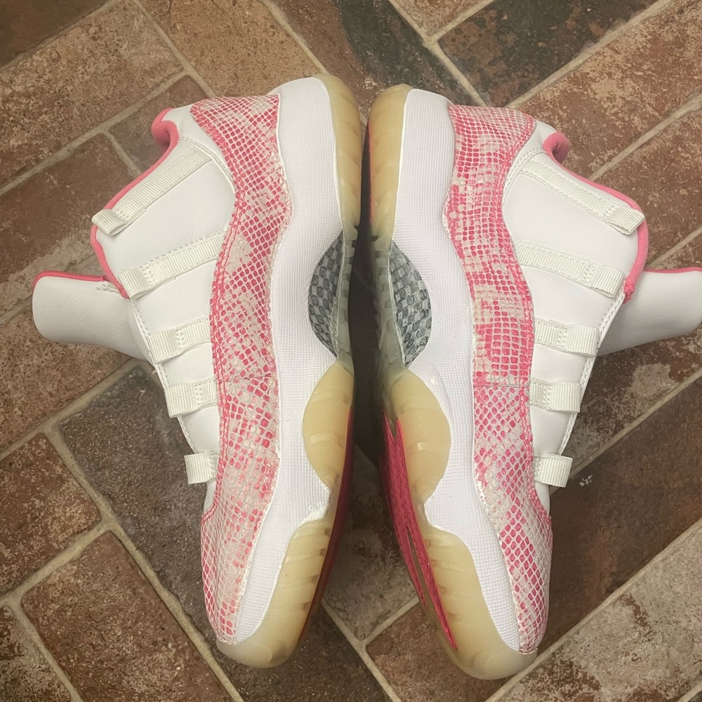 Air Jordan 11 Retro Low pink